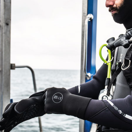 https://thehonestdiver.com/wp-content/uploads/2020/06/Fourth-Element-3mm-Diving-Gloves-Donning.jpg