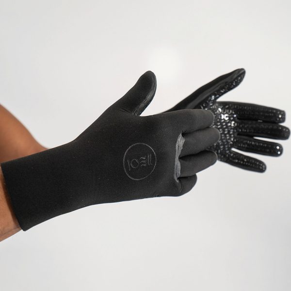 Diver wearing their Fourth Element 3mm gloves