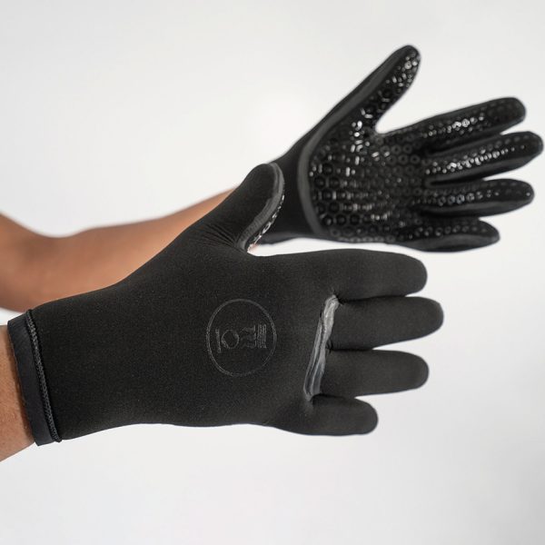 Diver wearing their Fourth Element 5mm gloves