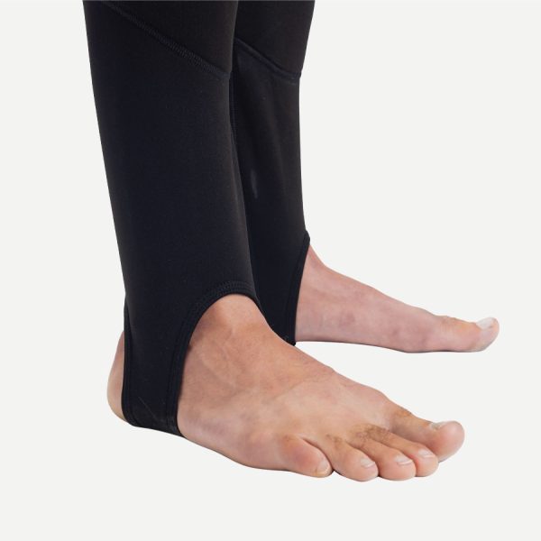Close up of the feet on the Men's Fourth Element Arctic Leggings
