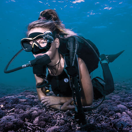 https://thehonestdiver.com/wp-content/uploads/2020/06/Fourth-Element-ladies-Thermocline-Crop-Top-scuba-diving.jpg