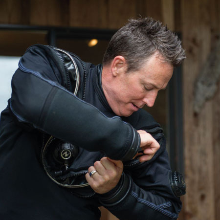 https://thehonestdiver.com/wp-content/uploads/2021/05/Aqua-Lung-Fusion-Bullet-Donning.jpg