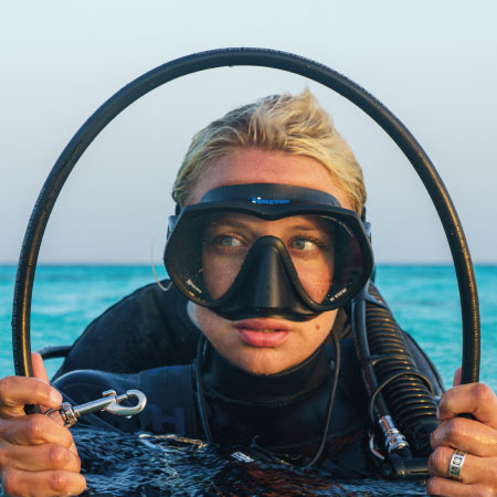 https://thehonestdiver.com/wp-content/uploads/2022/12/Diver-wearing-Halcyon-H-View-Mask-at-the-surface.jpg