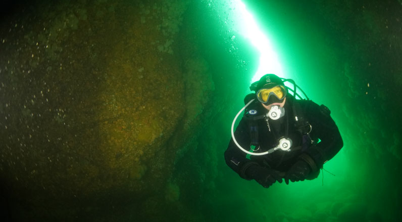 Diver wearing the best fins for floaty feet