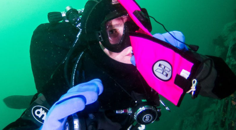 Diver inflating dSMB