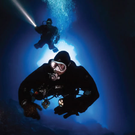 https://thehonestdiver.com/wp-content/uploads/2024/06/Diver-in-cave-with-Apeks-Luna-X-Umbilical-Torch.jpg